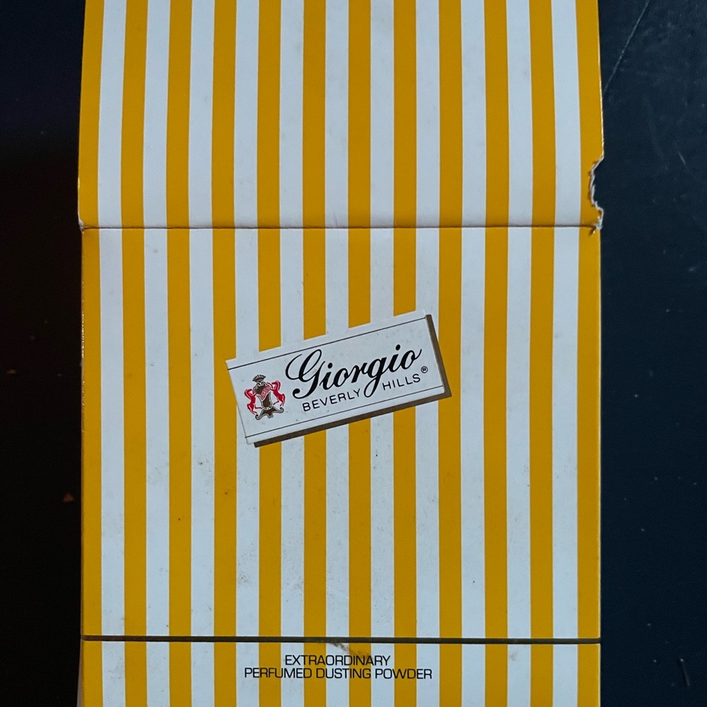 Giorgio Beverly Hills Extraordinary Perfumed Dusting Powder - Yellow Stripes - Picture 2 of 7